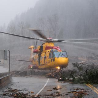 Une opération de sauvetage par hélicoptère lors des inondations touchant durement le Canada (novembre 2021). [EPA - Royal Canadian Air Force/Keystone]