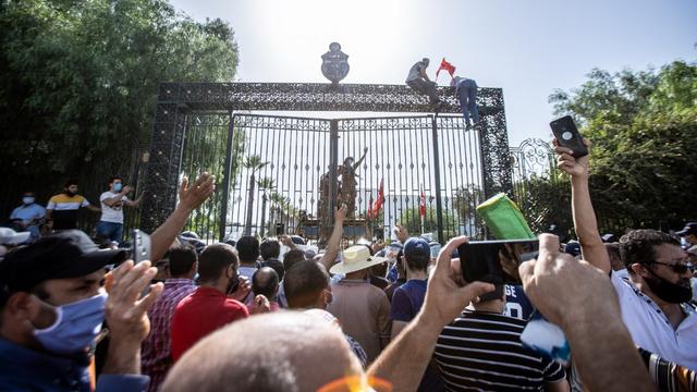 Des affrontements ont éclaté lundi devant le Parlement tunisien au lendemain de la suspension de ses activités par le président Kais Saied et du limogeage du Premier ministre, plongeant la jeune démocratie dans une crise constitutionnelle. [ANADOLU AGENCY VIA AFP - NACER TALEL]