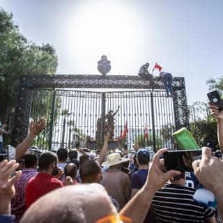 Des affrontements ont éclaté lundi devant le Parlement tunisien au lendemain de la suspension de ses activités par le président Kais Saied et du limogeage du Premier ministre, plongeant la jeune démocratie dans une crise constitutionnelle. [ANADOLU AGENCY VIA AFP - NACER TALEL]