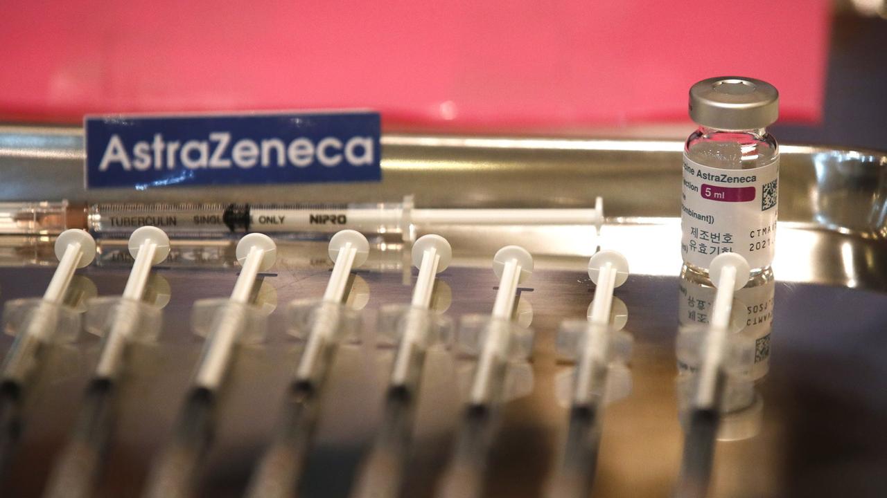 Des seringues et une fiole du vaccin contre le Covid-19 de la firme AstraZeneca. [EPA/Keystone - Rungroj Yongrit]
