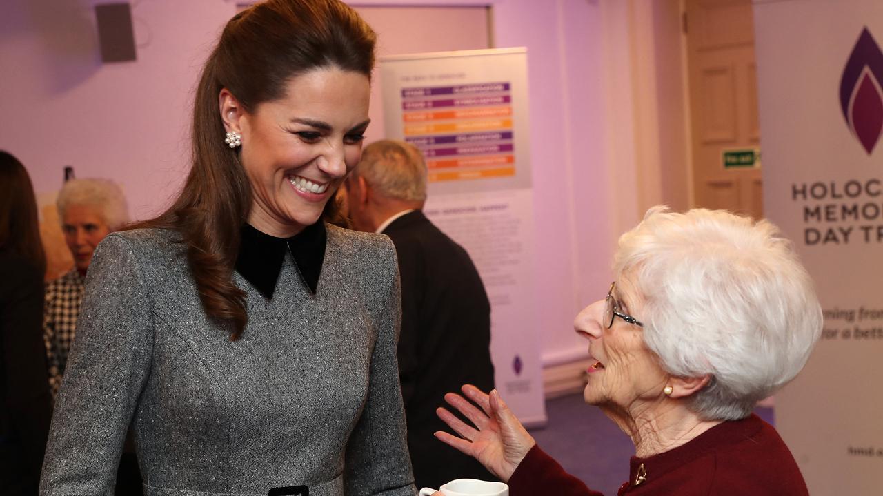 La duchesse de Cambridge, Kate Middleton, en compagnie d'une survivante de l'Holocauste, Yvonne Bernstein, le 27 janvier 2020 à Londres. [AFP - Chris Jackson]