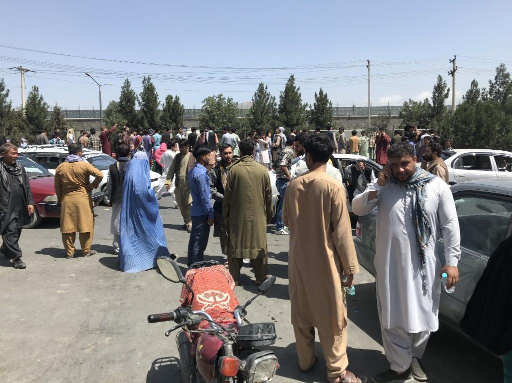 Des Afghans tentant de se rendre à l'aéroport de Kaboul. [AFP/STR/NurPhoto]