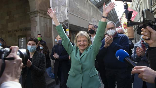 La Verte Fabienne Fischer triomphe, entourée de la sénatrice verte Lisa Mazzone, du conseiller d'Etat écologiste Antonio Hodgers et du conseiller aux Etats socialistes Carlo Sommaruga. [Keystone - Salvatore Di Nolfi]