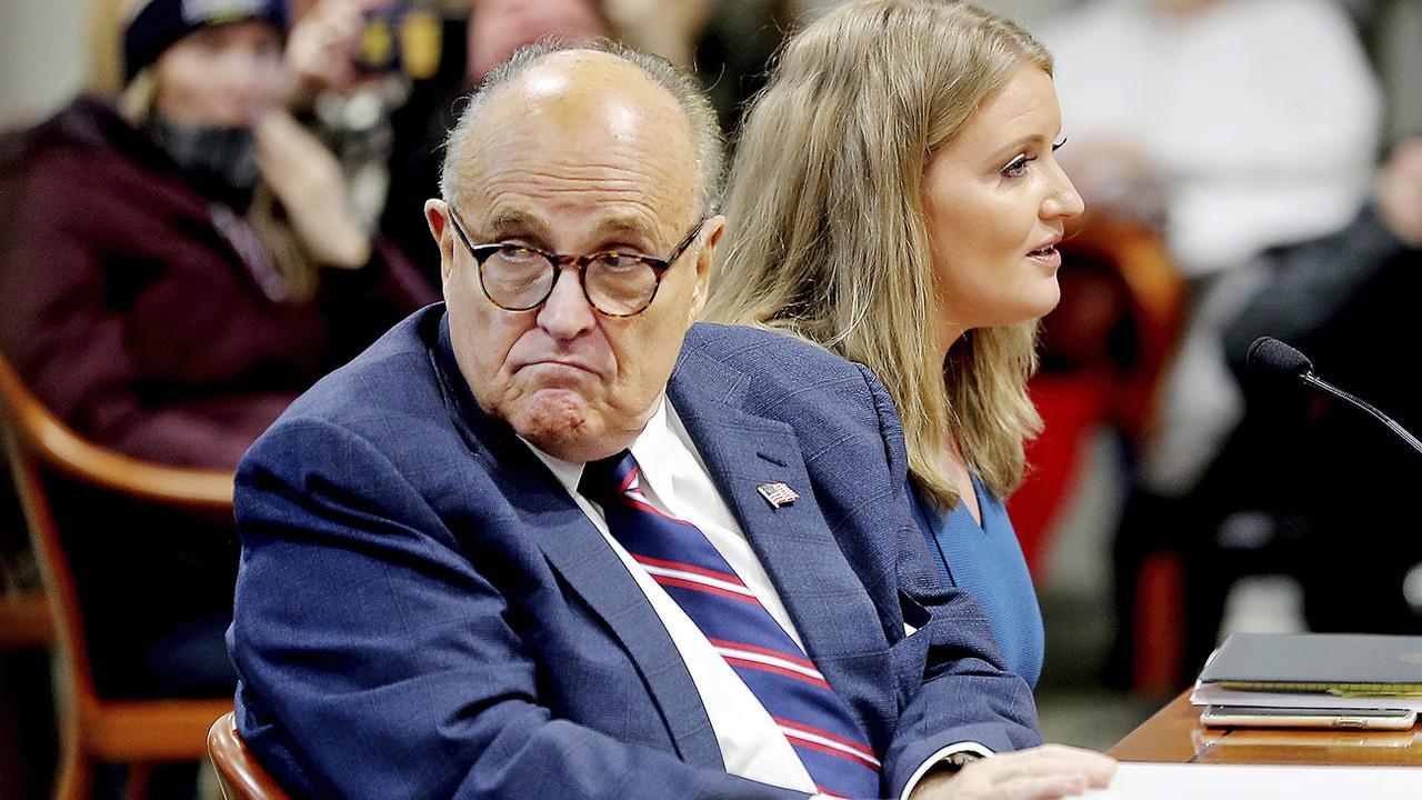Dans une plainte déposée lundi au tribunal fédéral de la capitale Washington, Dominion Voting Systems accuse Rudy Giuliani d'avoir été l'un des principaux propagateurs du "Grand mensonge". [KEYSTONE - MIKE MULHOLLAND]