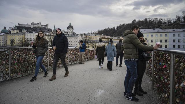 Piétons à Salzbourg, en Autriche, pendant le confinement. [EPA/Keystone - Christian Bruna]