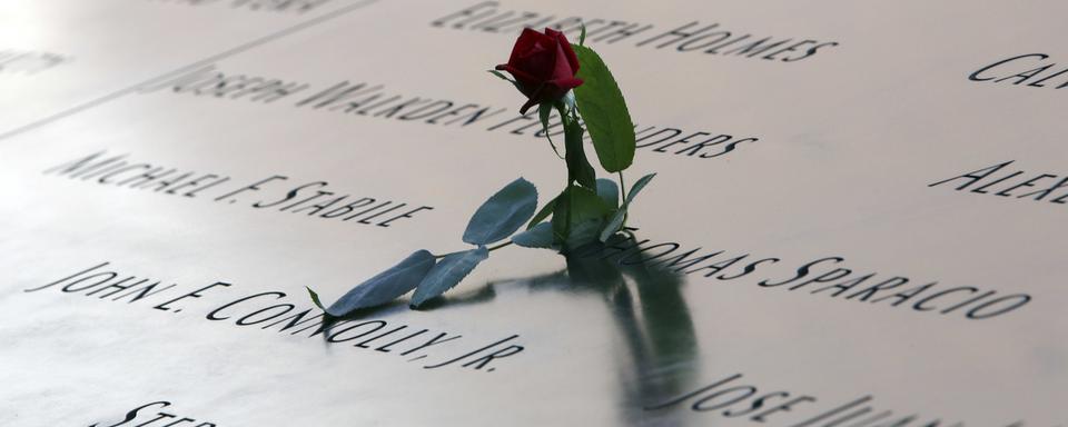 Une rose est placée près des noms gravés en mémoire des victimes des attentats du World Trade Center du 11 septembre. [AP Photo/ Keystone - Mary Altaffer, Pool]