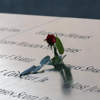 Une rose est placée près des noms gravés en mémoire des victimes des attentats du World Trade Center du 11 septembre. [AP Photo/ Keystone - Mary Altaffer, Pool]