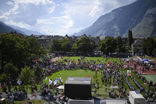 Samedi 4 septembre: quelques milliers de personnes manfiestent à Coire contre les mesures anti-Covid décidées par les autorités. [Keystone - Gian Ehrenzeller]