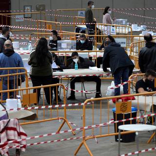Un bureau de vote en Catalogne le 14 février 2021. [EPA/Keystone - Alejandro Garcia]
