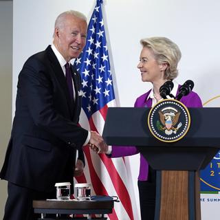 Le président américain Joe Biden et la cheffe de la Commission européenne Ursula von der Leyen. [AP Photo - Evan Vucci]