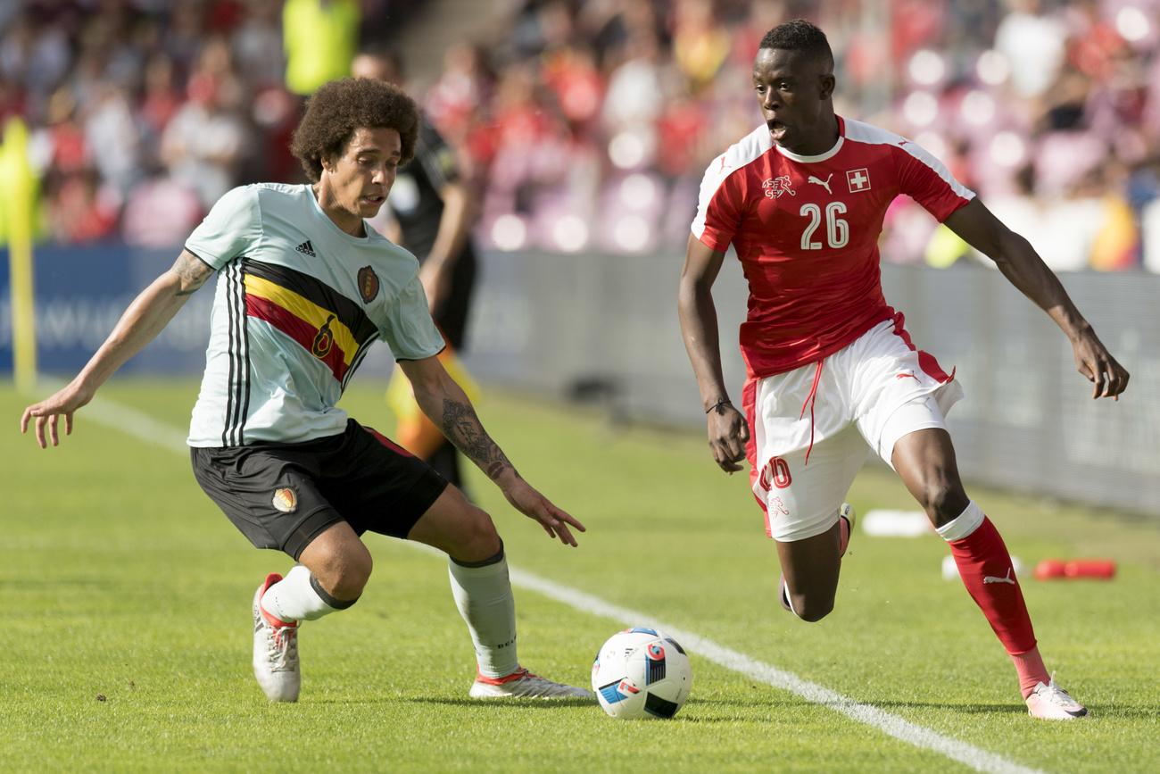 Denis Zakaria, très belle surprise de la sélection, effectue ses débuts internationaux dans "son" Stade de Genève face à la Belgique d'Axel Witsel. [Keystone - Laurent Gillieron]