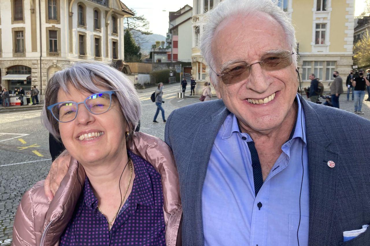 Les anciens ministres Elisabeth Baume-Schneider et François Lachat après le oui à Moutier. [RTS - Gaël Klein]