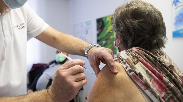 Vaccination contre le Covid-19 chez un médecin de famille. Oensingen, le 16 janvier 2021. [Keystone - Peter Klaunzer]