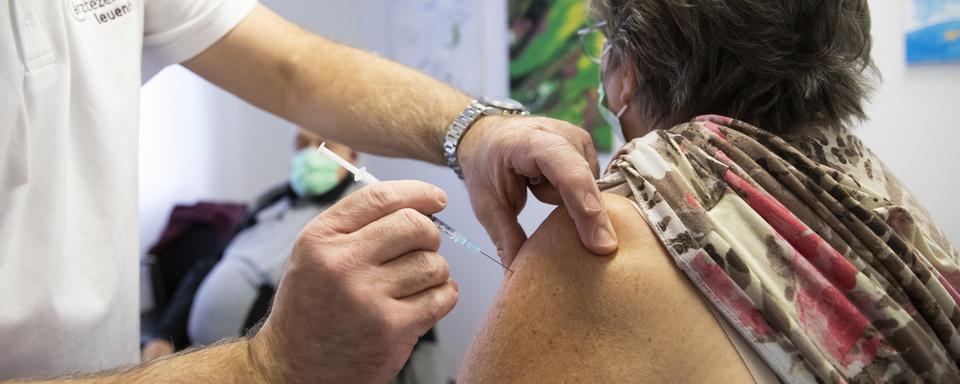 Vaccination contre le Covid-19 chez un médecin de famille. Oensingen, le 16 janvier 2021. [Keystone - Peter Klaunzer]