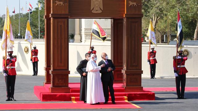 Le pape a été reçu à Bagdad par le président irakien Barham Salih (droite). [EPA/Keystone - Ahmed Jalil]