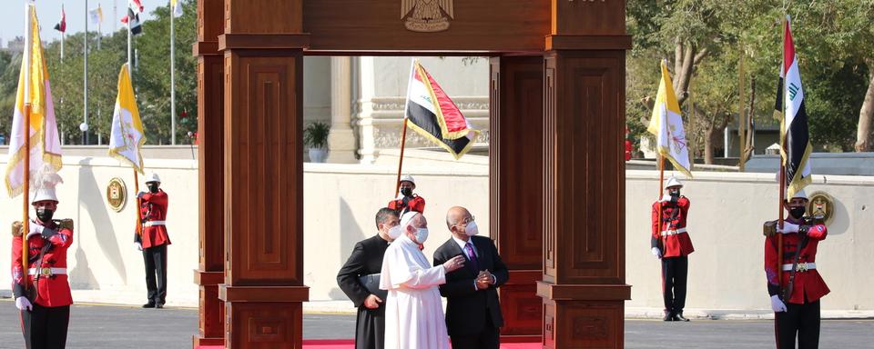 Le pape a été reçu à Bagdad par le président irakien Barham Salih (droite). [EPA/Keystone - Ahmed Jalil]