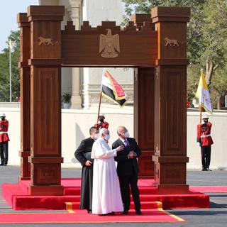 Le pape a été reçu à Bagdad par le président irakien Barham Salih (droite). [EPA/Keystone - Ahmed Jalil]