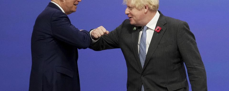 Le salut de Boris Johnson à Joe Biden en ouverture de la COP26 à Glasgow. [Keystone - Christopher Furlong/Pool via AP]