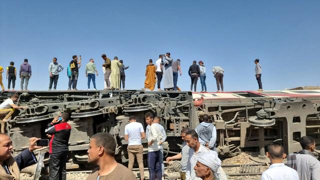 Selon un communiqué de l'autorité égyptienne des chemins de fer, il s'agirait du train Louxor-Alexandrie et le train Assouan-Le Caire qui sont entrés en collision. [Keystone - EPA/STRINGER]