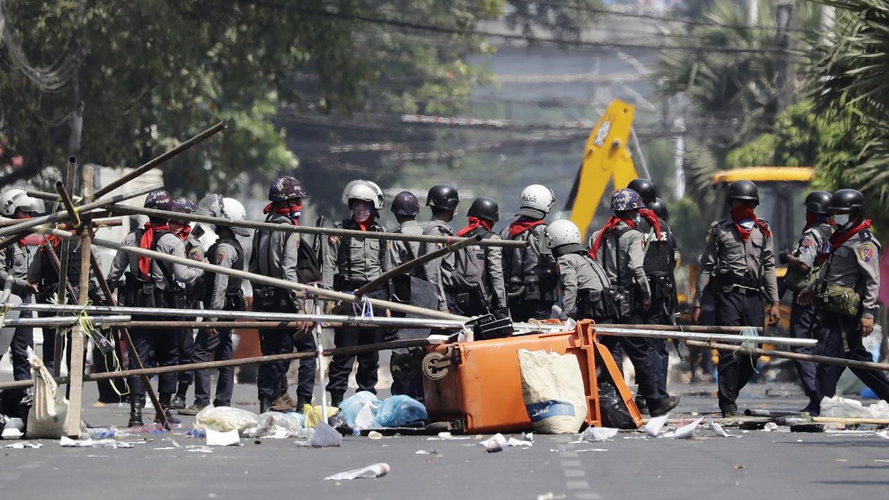 Policiers démontant une barricade à Rangoun, dimanche 28.02.2021. [EPA/Keystone - Lynn Bo Bo]