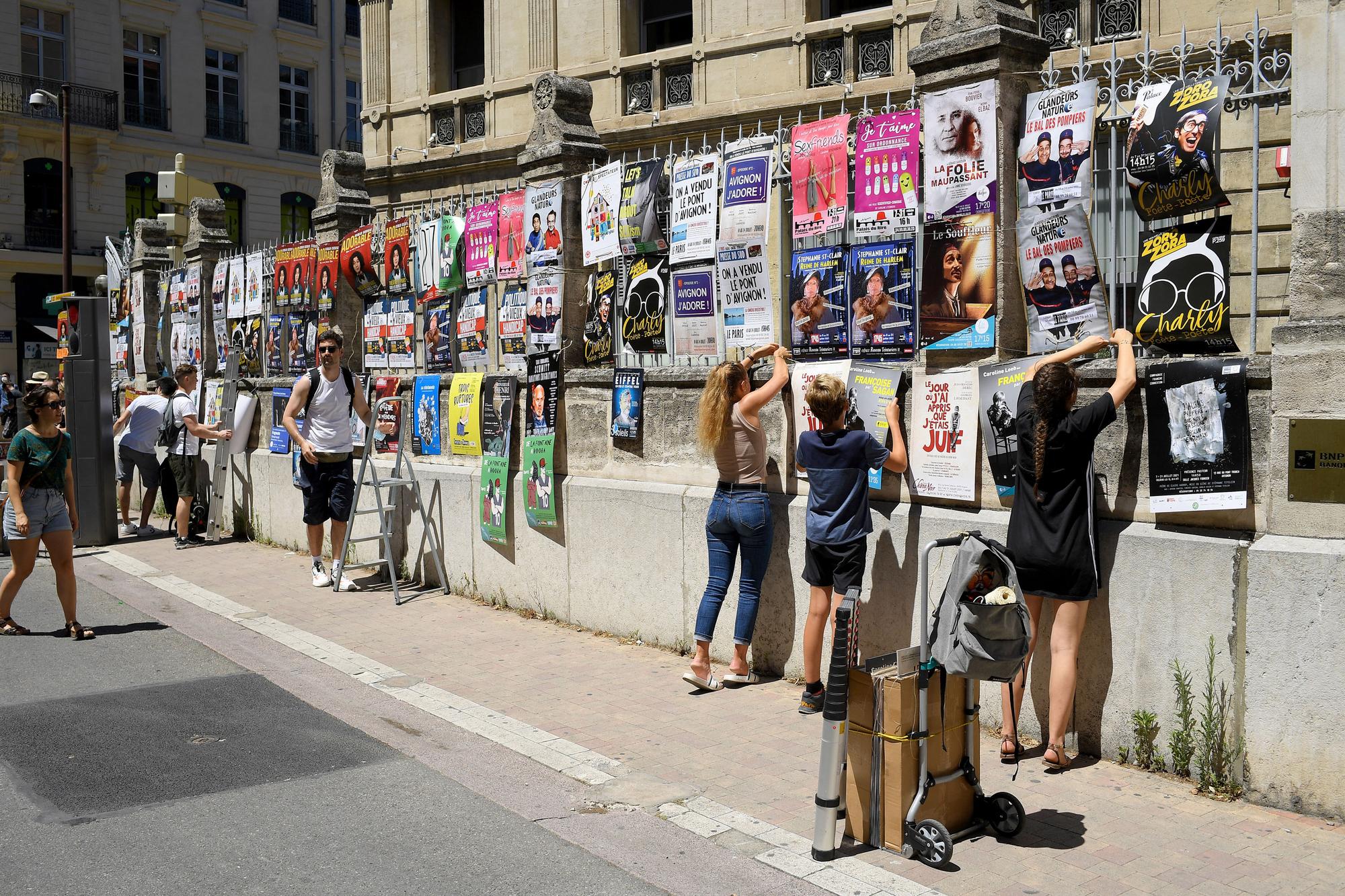 A Avignon, la pose d'affiches et le tractage permettent d'attirer du public au festival "off". [AFP - Nicolas TUCAT]