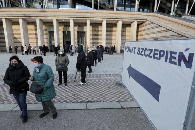 Des personnes attendent pour se faire vacciner à l'hôpital temporaire du Stade National de Varsovie. Pologne, le 6 avril 2021. [Keystone/epa - Pawel Supernak]