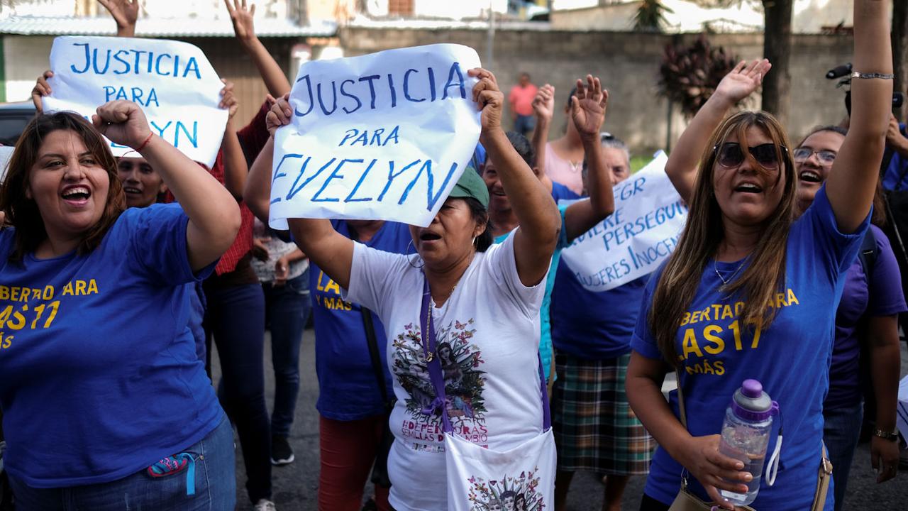 Manifestation de soutien envers l'une des trois femmes libérées, Evelyn, en septembre 2019 à San Salvador. [Jose Cabezas]