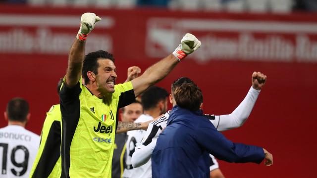 Du haut de ses 43 ans, Buffon rejoint le club qui l'avait lancé dans le grand bain. [Paolo Magni]