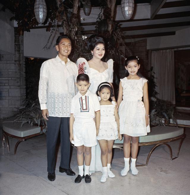 La famille Marcos en novembre 1965: les parents Ferdinand et Imelda avec, de gauche à droite, les enfants Ferdinand Junior, Irene et Imelda. [Keystone/AP photo]