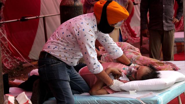 Un homme reçoit de l'oxygène dans un temple Sikh de New Delhi. [AFP - Mayank Makhija]