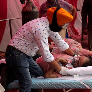 Un homme reçoit de l'oxygène dans un temple Sikh de New Delhi. [AFP - Mayank Makhija]