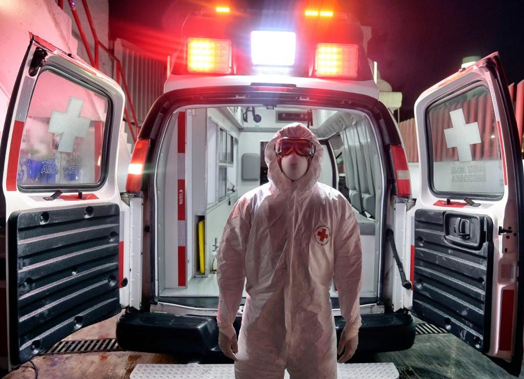 Un employé de la Croix-Rouge mexicaine pose pour une photo après avoir transféré un patient Covid-19 aux urgences, à Toluca, au Mexique, le 8 janvier 2021. [AFP - Alfredo Estrella]