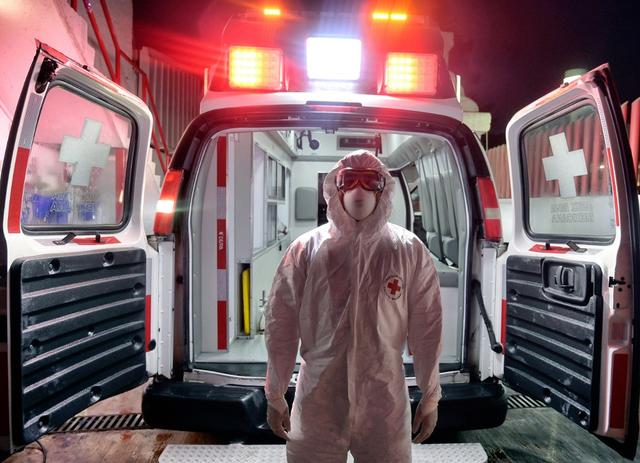 Un employé de la Croix-Rouge mexicaine pose pour une photo après avoir transféré un patient Covid-19 aux urgences, à Toluca, au Mexique, le 8 janvier 2021. [AFP - Alfredo Estrella]