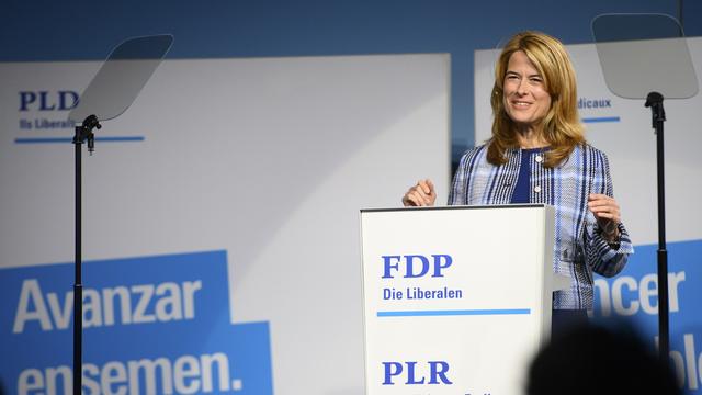 La présidente sortante du PLR Petra Gössi lors de l'assemblée des délégués à Martigny. [Keystone - Laurent Gillieron]