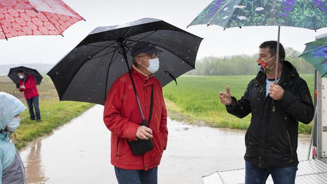 Guy Parmelin a rendu visite à des agriculteurs de la Broye. [Keystone - Peter Klaunzer]