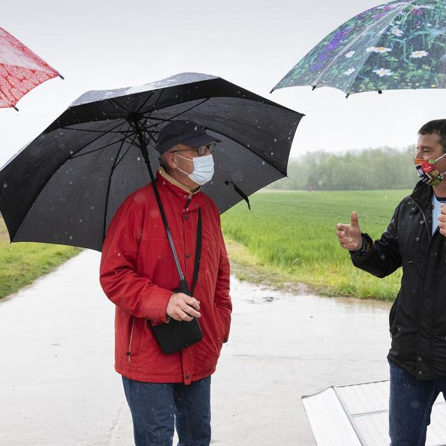 Guy Parmelin a rendu visite à des agriculteurs de la Broye. [Keystone - Peter Klaunzer]