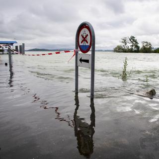 Le débarcadère a l'embouchure de la Thielle. Jeudi 15 juillet 2021, le niveau de crue du lac de Bienne a été atteint. [Keystone - Jean-Christophe Bott]