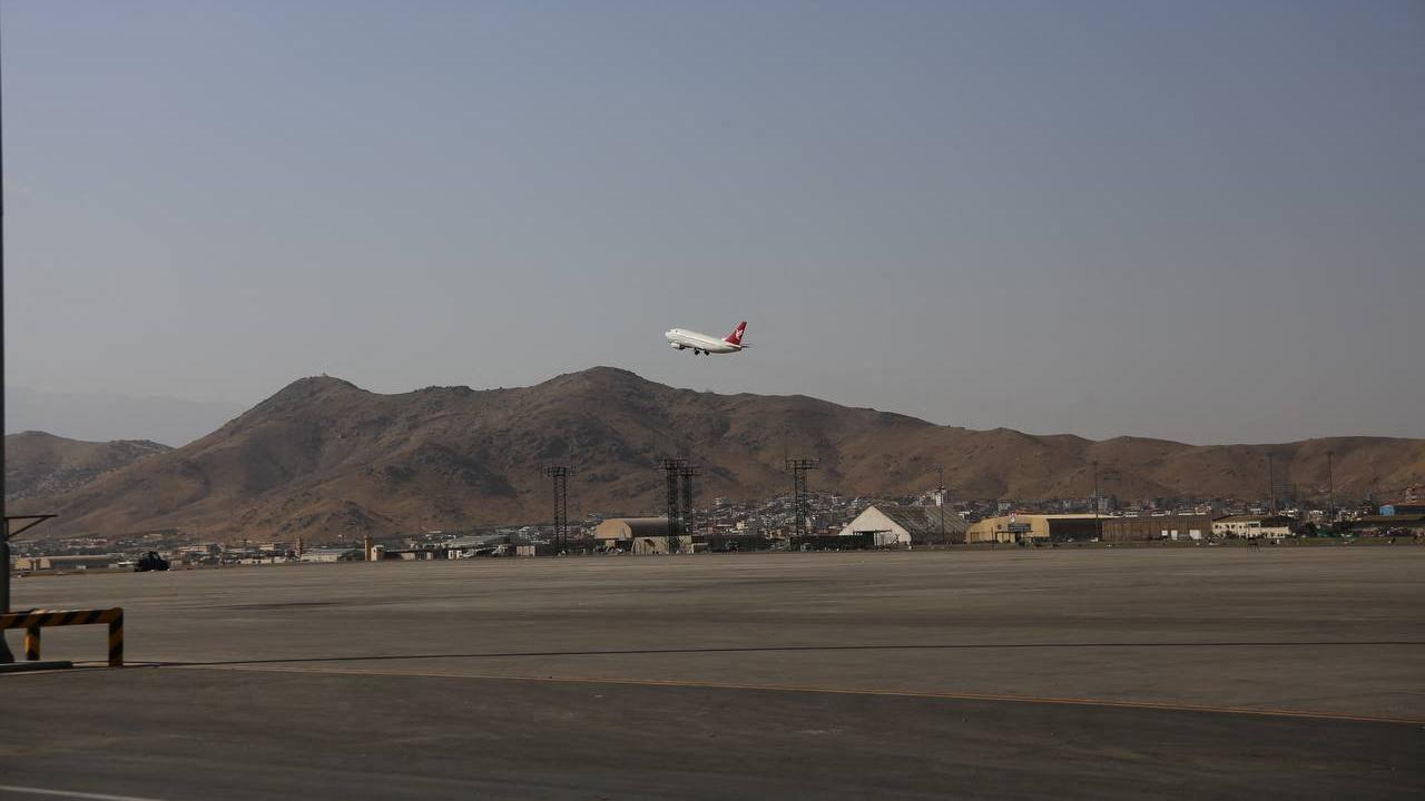 Quelque 200 ressortissants étrangers toujours présents en Afghanistan dix jours après le départ des troupes américaines devraient quitter le pays ce jeudi à bord de vols réguliers depuis l'aéroport de Kaboul, le gouvernement intérimaire taliban ayant autorisé leur évacuation. [ANADOLU AGENCY VIA AFP - BILAL GULER]