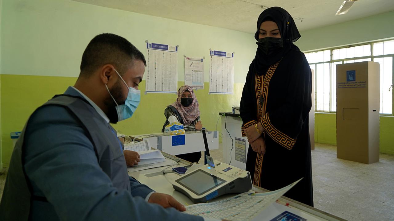 Une femme vote en Irak. [Keystone - AP Photo]