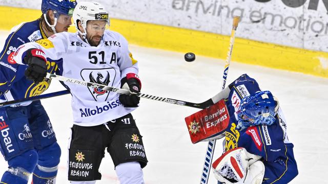 David Desharnais et les Fribourgeois ont connu une mauvaise soirée dans les Grisons. [Keystone - Juergen Staiger]