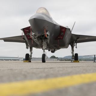 La Suisse va acquérir 36 avions de combat de type F-35A du fabricant américain Lockheed Martin, a dévoilé mercredi le Conseil fédéral. Lors des évaluations, le F-35 "s'est détaché" de ses trois autres concurrents  en affichant l'utilité globale "la plus élevée" et le coûts "les plus faibles". [KEYSTONE - PETER KLAUNZER]