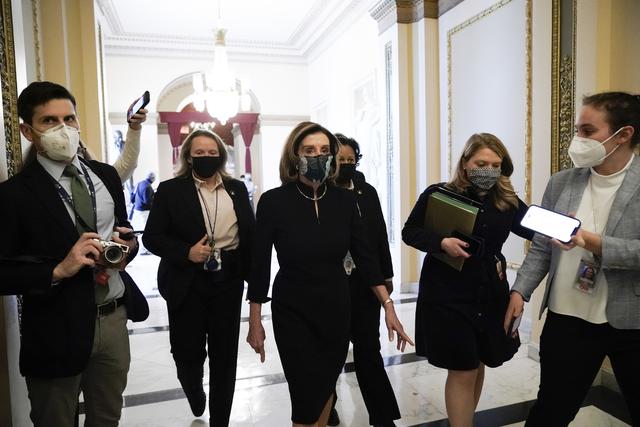 Nancy Pelosi arrive à la Chambre des Représentants pour le vote de lancement de la procédure d'impeachment de Donald Trump. Washington, le 13 janvier 2021. [Keystone/AP photo - J. Scott Applewhite]