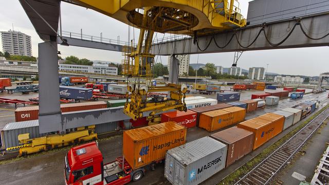 Le Conseil fédéral renforce le transfert du transport de la route vers le rail. [KEYSTONE - Gaetan Bally]