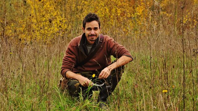 Geoffroy Delorme, photographe animalier, immerseur écologique, auteur de "lʹhomme-chevreuil - sept ans de vie sauvage" Ed. Les Arènes. [Libre de droits]