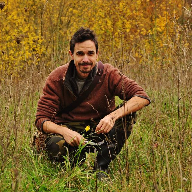 Geoffroy Delorme, photographe animalier, immerseur écologique, auteur de "lʹhomme-chevreuil - sept ans de vie sauvage" Ed. Les Arènes. [Libre de droits]