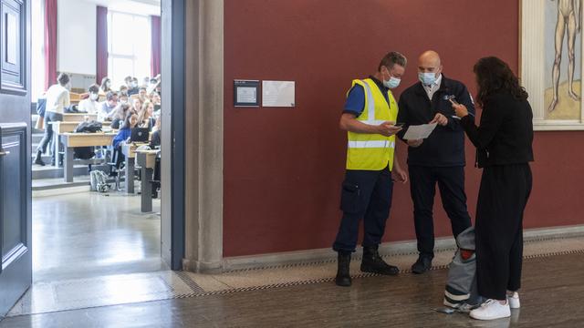 Contrôle d'un certificat Covid à l'entrée d'un auditoire de l'Université de Zurich le 20 septembre 2021. [Keystone - Ennio Leanza]