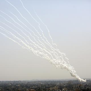 Des roquettes tirées depuis la bande de Gaza en direction d'Israël. [Keystone/AP Photo - Hatem Moussa]