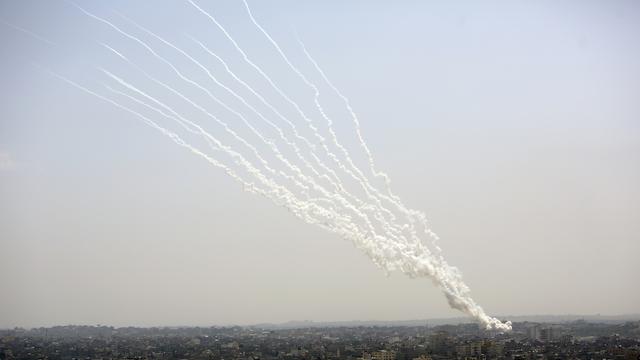 Des roquettes tirées depuis la bande de Gaza en direction d'Israël. [Keystone/AP Photo - Hatem Moussa]