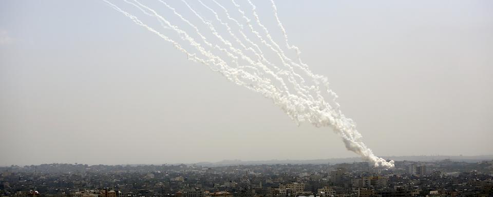 Des roquettes tirées depuis la bande de Gaza en direction d'Israël. [Keystone/AP Photo - Hatem Moussa]