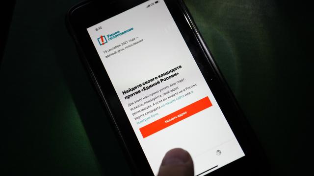 L'application de vote intelligent d'Alexeï Navalny a été retirée des magasins d'Apple et de Google. [Keystone/AP - Alexander Zemlianichenko]